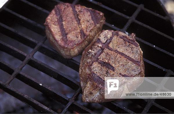 Erhöhte Ansicht Steaks auf eine Barbecue-Grill Yukon Alaska Kanada USA