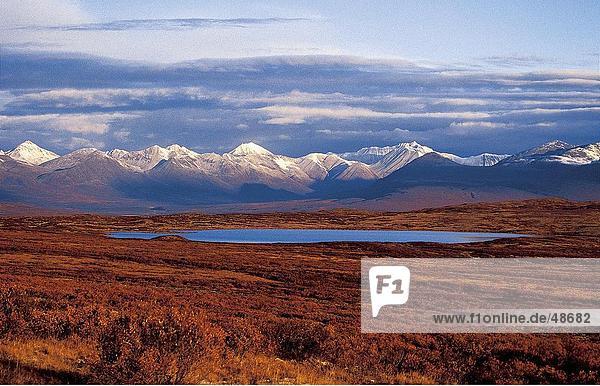 See mit Gebirge im Hintergrund Denali Highway Alaska Range Alaska USA