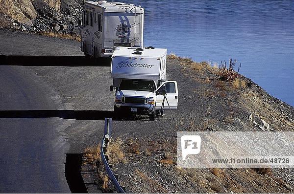 Erhöhte Ansicht des Camper am Straßenrand Kluane National Park Yukon Kanada