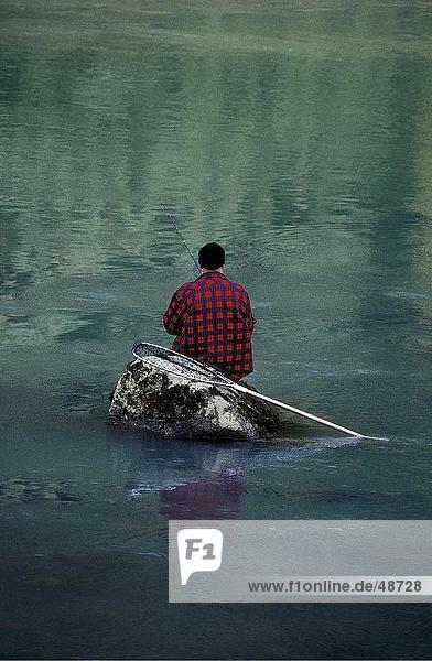 Rückansicht des Fischer Fischen im Fluss Chilkoot Haines Alaska USA
