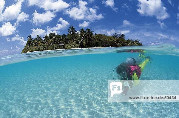 Scuba Diver schwimmen Unterwasseraufnahme  Malediven