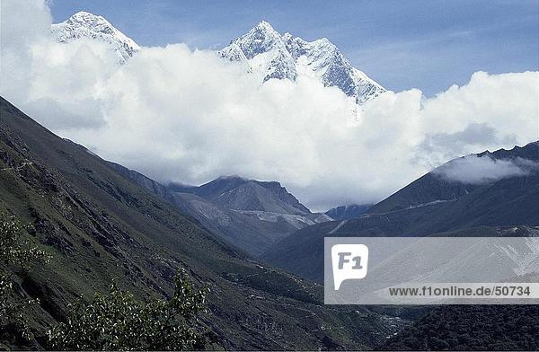 Wolken um Berggipfeln  Lhotse  Mt. Everest  Himalaya  Nepal