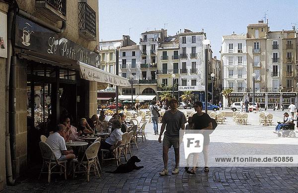 Tourists at city street  Place de l´Hotel de Ville  Narbonne  France