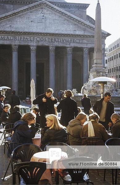Touristen im outdoor Cafe  Pantheon  Rom  Italien