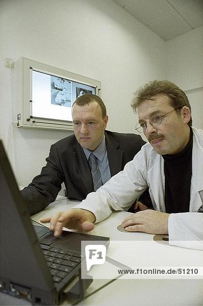 Zwei Ärzte mit laptop