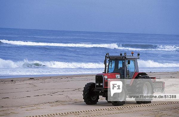 Traktor am Strand  Messanges  Frankreich