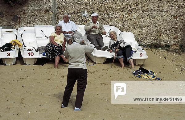 Senior Senioren Mann Fotografie nehmen Strand Rückansicht Ansicht Golden Bay Malta