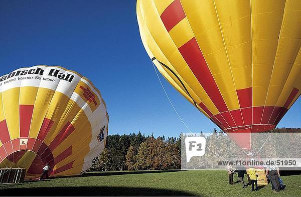 Menschen aller Heißluftballon Landschaft  Sonnenbühl  Schwäbischen Alb  Baden-Württemberg  Deutschland
