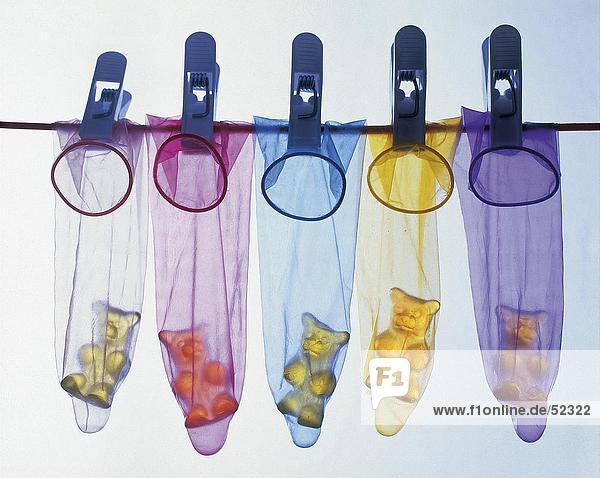 Gummibärchen in Kondome hängen Wäscheleine