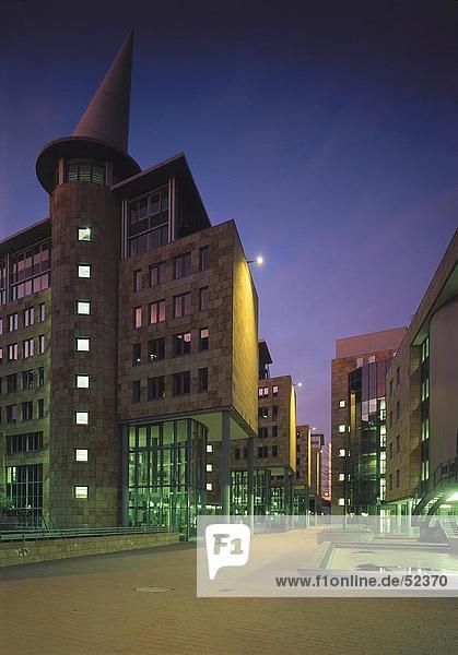 Bürogebäude beleuchtet nachts  Frankfurt  Deutschland