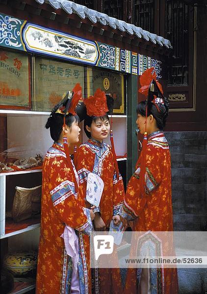 Frauen in traditionellen Kostümen  Beihai-Park  Beijing  China