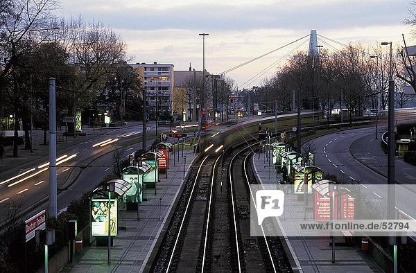 Leere Straßenbahn Plattform beleuchtet in der Dämmerung  Köln  Deutschland