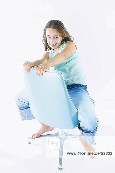Portrait sitzend auf Stuhl und lächelnd Teenagerin