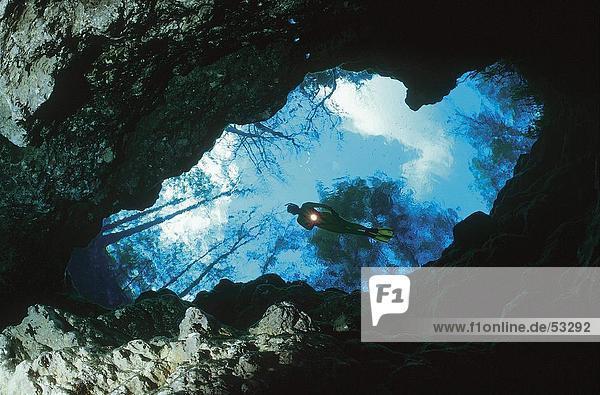 Scuba Diver in Höhle Unterwasseraufnahme  Devils Ohr Ginnie Springs  Florida  USA
