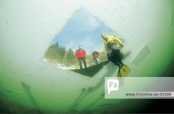 Scuba Diver sitzen auf Blatt Eis,  Österreich