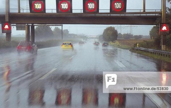 Autos am Highway im Regen