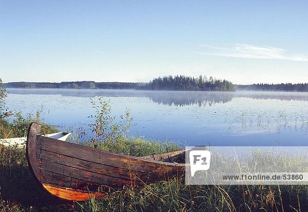 Verlassene Boot am Seeufer  Schweden  Scandinavia