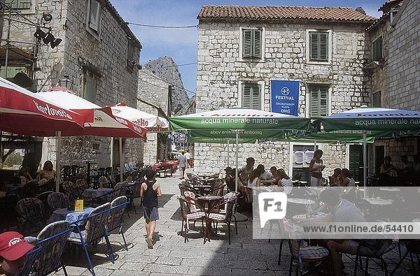 Tourismus im outdoor Cafe  Omis  Kroatien
