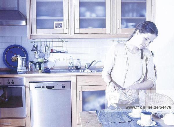 Junge Frau Frühstück in Küche vorbereiten