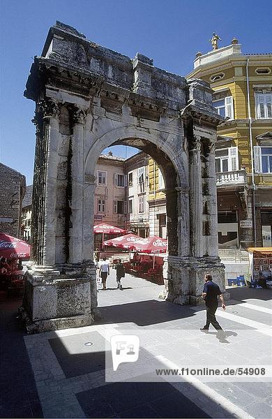 Ruinen der Triumphbogen in Stadt  Pula  Istrien  Kroatien