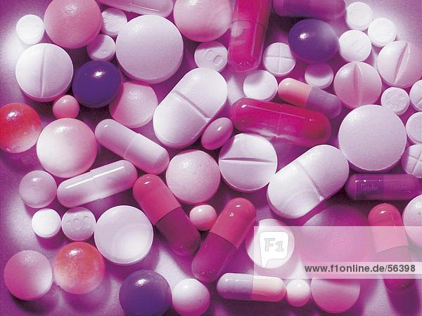 Nahaufnahme von Tabletten und Kapseln