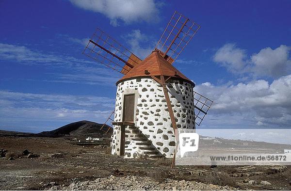 Traditionelle Windmühle unter Bedeckter Himmel