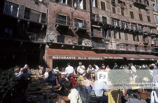 Menschenbei Sidewalk Cafe  Piazza Del Campo  Siena  Toskana  Italien