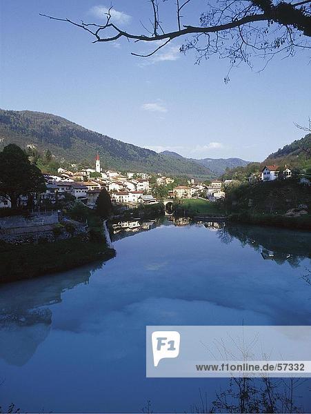 Blauer Himmel und Stadt spiegelt sich in den Fluss Soca Soca Slowenien