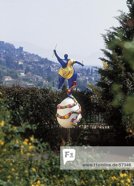 Skulptur im Park Niki de Saint Phalle Cote d ' Azur Frankreich