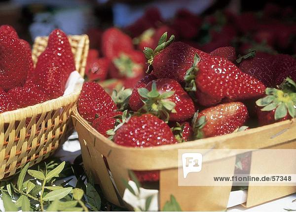 Nahaufnahme der Körbe von Erdbeeren