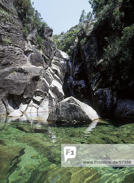 Bach fließt durch Felsen Portugal