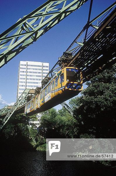 Aussetzung Monorail über Brücke  Wuppertal Schwebebahn  Fluss Wupper  Wuppertal  Nordrhein-Westfalen  Deutschland
