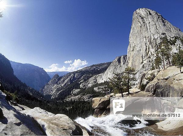 Fluss in Felsen Peak El Capitan Yosemite-Nationalpark Kalifornien USA