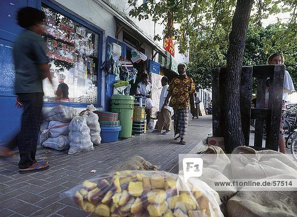 Männer an Straßenmarkt Malediven