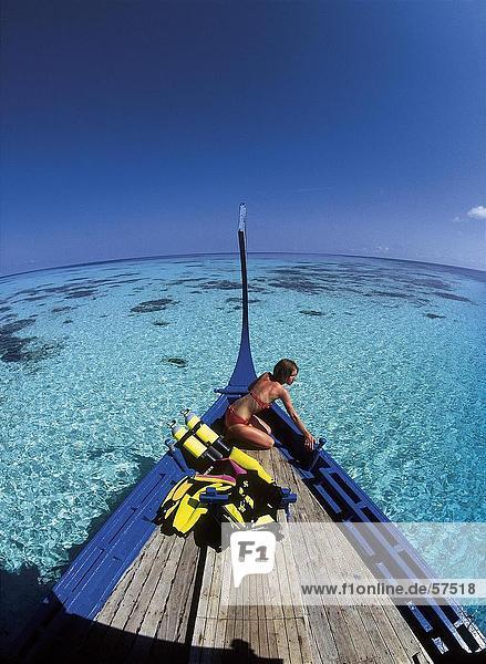 Frau in einem Boot mit Scuba Diving Zahnräder Malediven