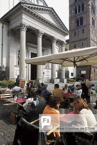 Menschen in einem Bürgersteig Café in der Nähe der Kathedrale  Santuario Della Consolata  Turin  Piemont  Italien