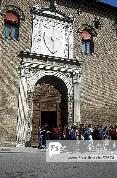 Touristen in der Nähe von Palace  Palazzo Schifanoia  Provinz Ferrara  Emilia-Romagna  Italien