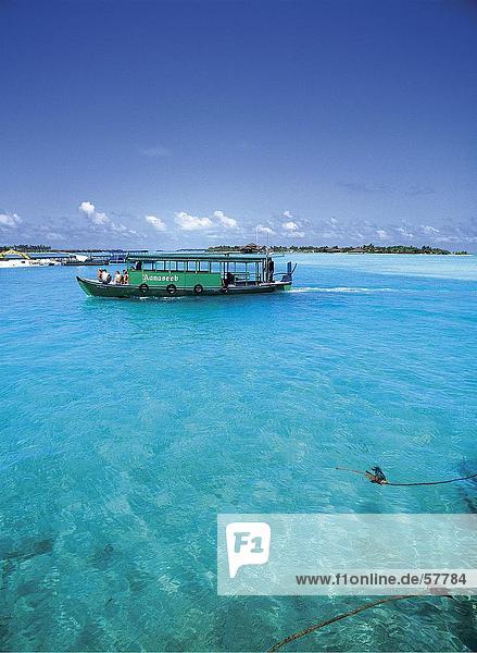Menschen auf einer Tour Boot im Meer Dhigufinolhu Malediven