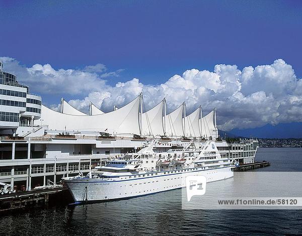Kreuzfahrtschiff an Port  Canada Place  Vancouver  British Columbia  Kanada