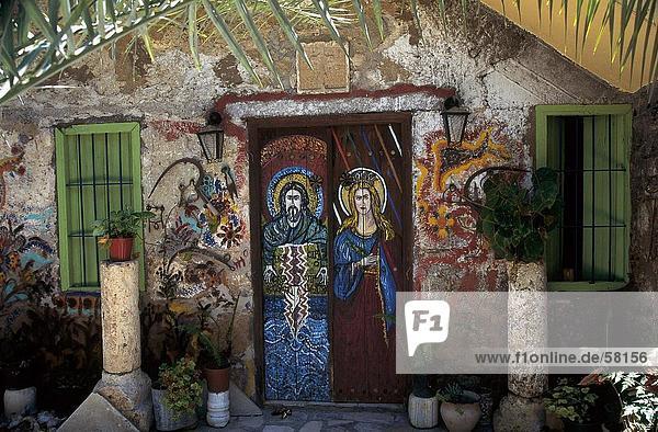 Gemälde von Jungfrau Maria und Jesus Christus an Tür des Hauses  Türkei  Europa