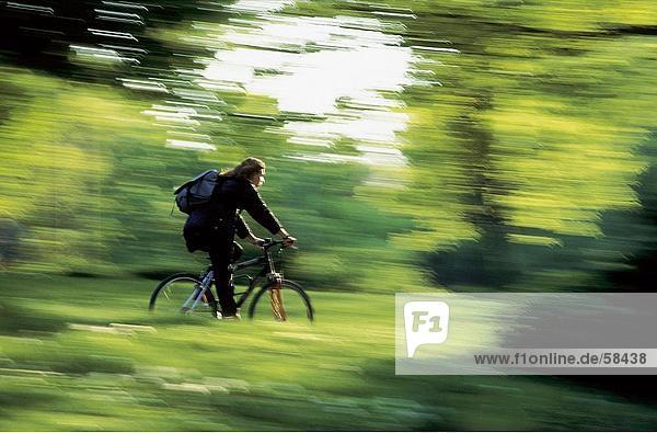 Seitenansicht junge Frau Radfahren im Park