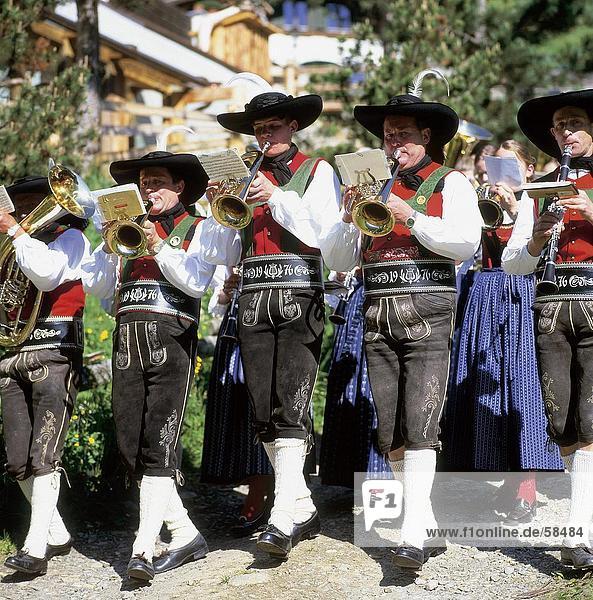 Musiker spielen Trompeten,  Südtirol,  Italien
