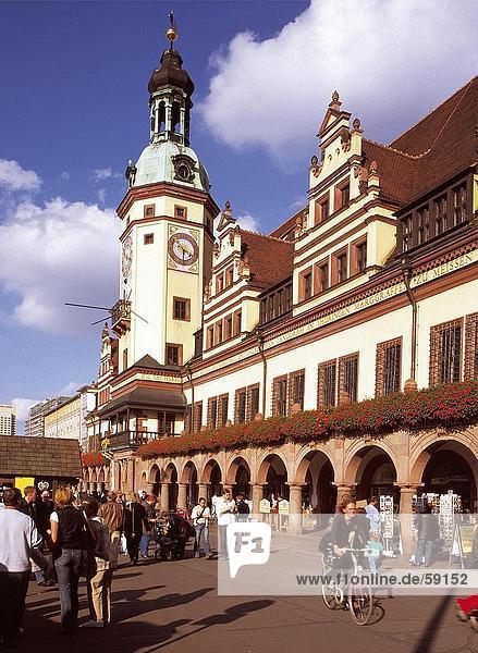 Große Gruppe von Menschen zu Fuß an Rathaus  Niedersachsen  Deutschland  Europa