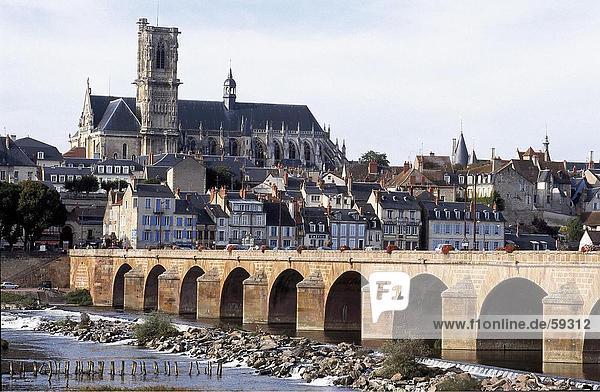 Bogenbrücke auf River  Fluss Loire  Burgund  Frankreich  Europa