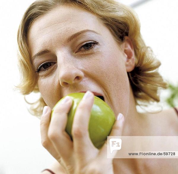 Frau einen Apfel  Nahaufnahme essen