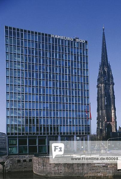 Glasgebäude und Kirche gegen blauen Himmel  St-Nikolai-Kirche  Hamburg  Deutschland