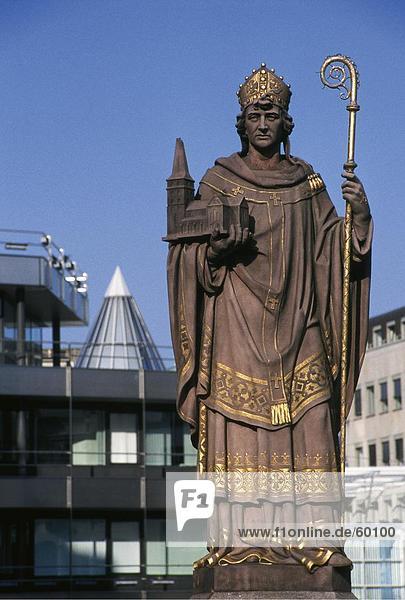 Nahaufnahme of st. Ansgar Statue gegen blauen Himmel  Hamburg  Deutschland