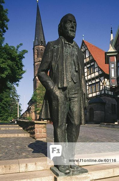 Theodor Storm Memorial vor der Kirche  Eichsfeld  Niedersachsen  Deutschland