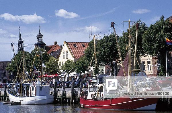 Boote vor Anker in Harbor  Molln  Schleswig-Holstein  Deutschland