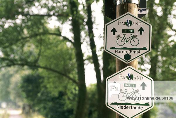 Nahaufnahme zwei Schilder auf Pfosten  Emsland  Niedersachsen  Deutschland